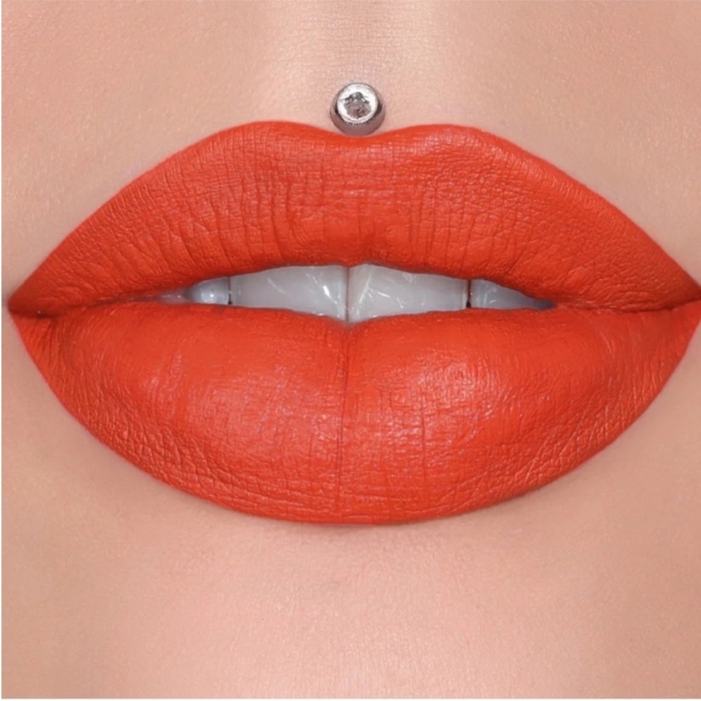 Jeffree Star Velour Liquid Lipstick.
Pain is Pleasure NIB